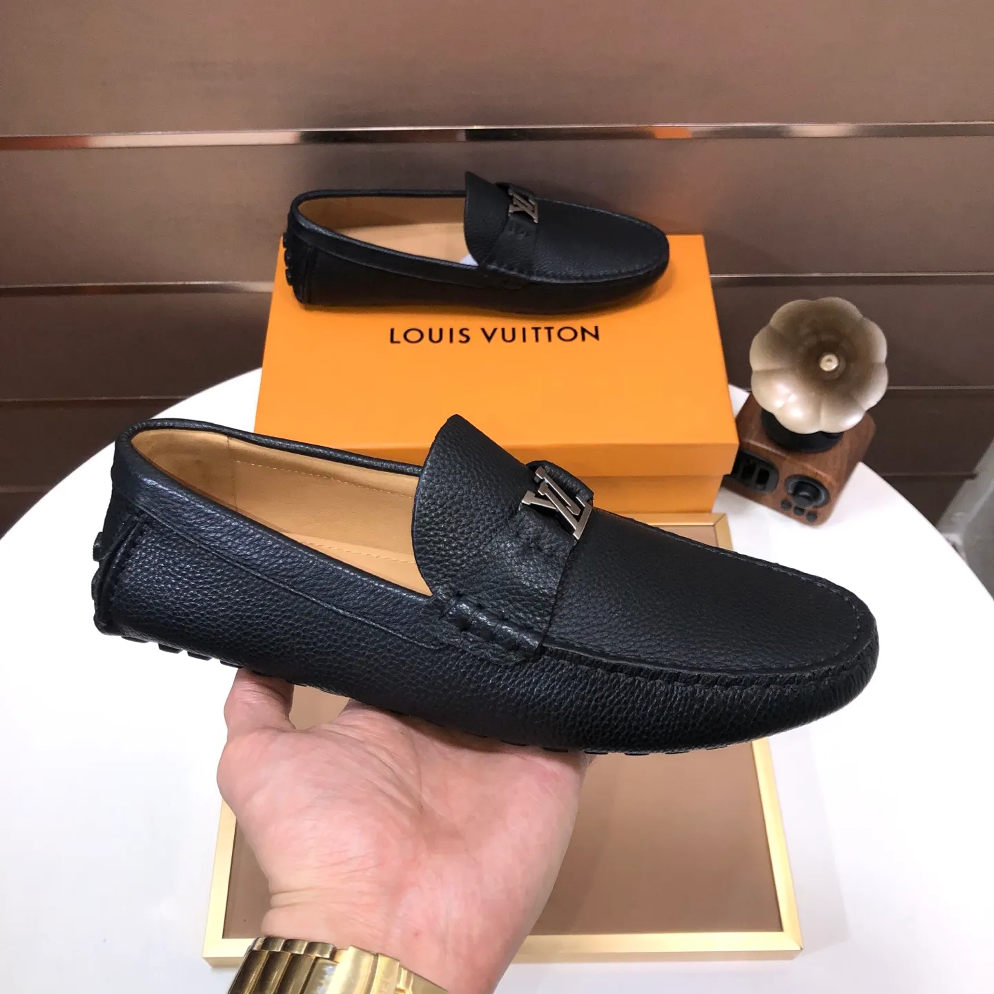 Men's men's shoes 💰420💰 [LV Doudou shoes] (water-dyed cowhide lining) new model is on the market, available on the official website. The new Doudou shoes are processed into single-color materials, and the uppers are made of imported cowhide material. The body of the shoe is fully hemmed with mark thread, and is lined with imported original cowhide leather. The elegant shoe shape is super suitable for all-matching, and the size is 38-44.